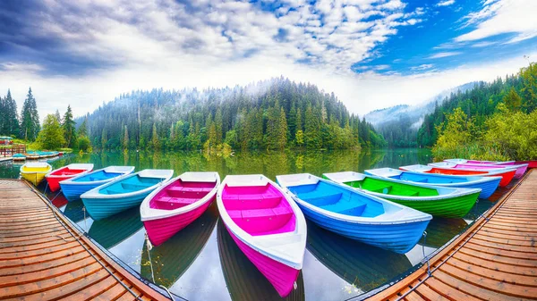 A fenséges hegyi tó Gyilkostó vagy a Gyilkos-tó vagy a gyilkos csónakok — Stock Fotó