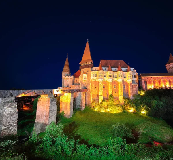 Prachtige nacht panorama van het kasteel van Hunyad/Corvin — Stockfoto