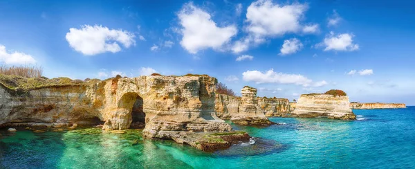 Paysage marin pittoresque avec falaises, arche rocheuse à Torre Sant Andre — Photo