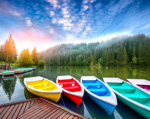 A fenséges hegyi tó Gyilkostó vagy a Gyilkos-tó vagy a gyilkos csónakok — Stock Fotó