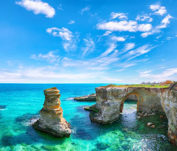 Paysage marin pittoresque avec falaises, arche rocheuse à Torre Sant Andre — Photo