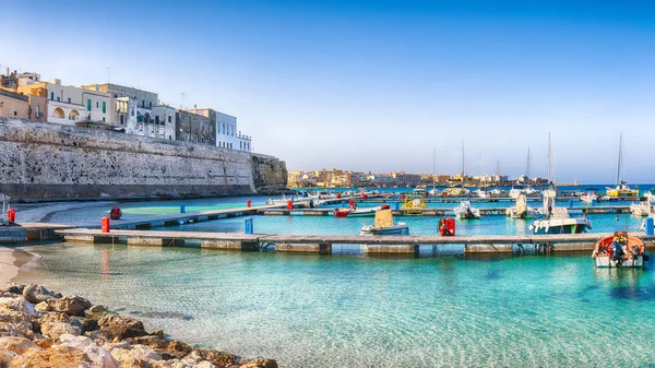 Flera fiskebåtar i Otranto hamn-kuststad i P — Stockfoto