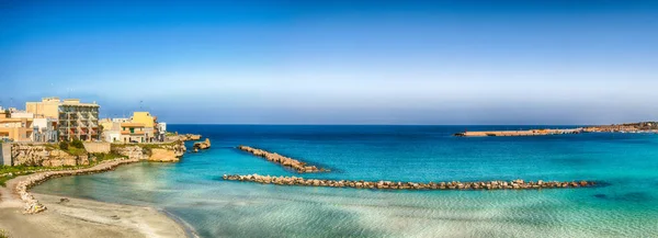 Otranto città costiera pugliese con mare turchese — Foto Stock