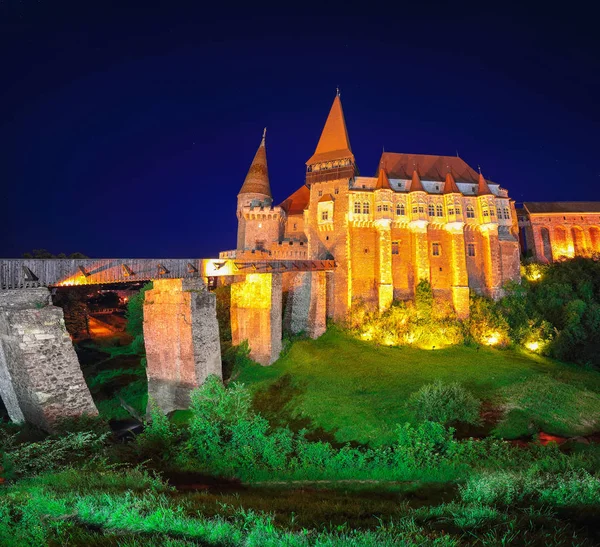 Prachtige nacht panorama van het kasteel van Hunyad/Corvin — Stockfoto