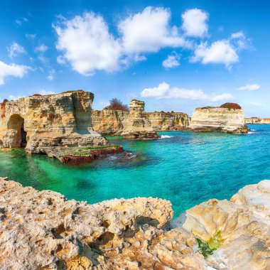 Kayalıklar ile pitoresk deniz manzarası, Torre Sant Andre de kayalık kemer
