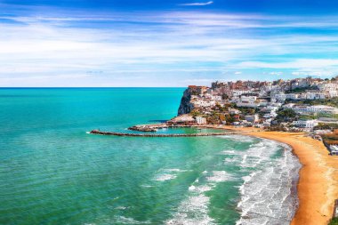 Puglia geniş kumlu plaj ile Pitoresk Peschici, adriyatik c