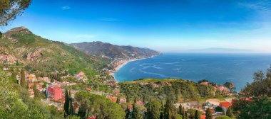 Parlak yaz da İyon denizi ve güzel dağlar manzara