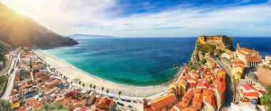 Eski ortaçağ kalesi o ile güzel sahil kasabası köy Scilla