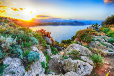 Natur cape Milazzo panorama üzerinde dramatik bahar günbatımı
