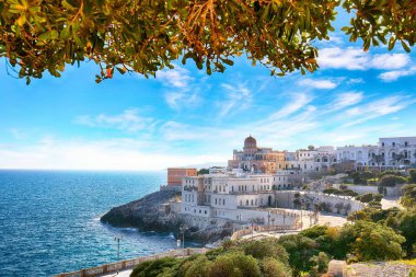 Salento bölgesinde Santa Cesarea Terme güzel kıyı kasabası
