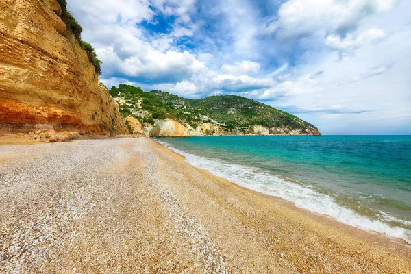 Vignanotica Beach aan de kust van het Gargano National Park — Stockfoto