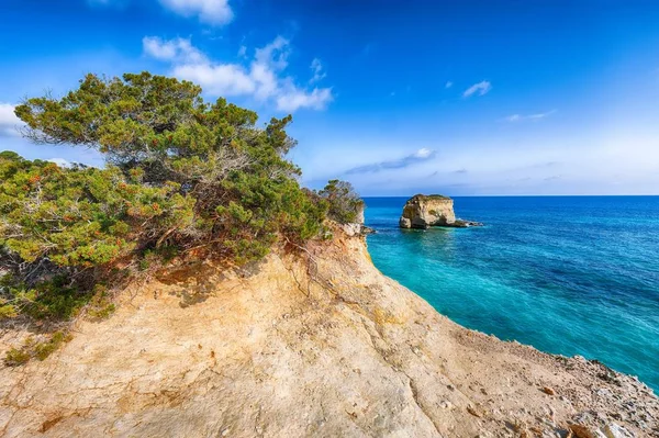 白い岩の崖、海の湾、島と美しい海景 — ストック写真