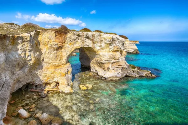 Paysage marin pittoresque avec falaises, arche rocheuse à Torre Sant Andre — Photo