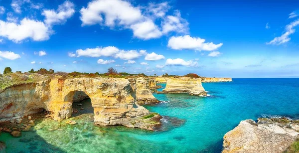 风景如画的海景与悬崖，岩石拱门在托雷圣安德烈 — 图库照片