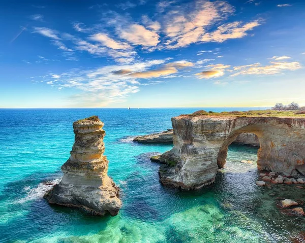 Paysage marin pittoresque avec falaises, arche rocheuse à Torre Sant Andre — Photo