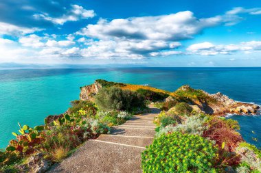 Doğanın Milazzo burnunda dramatik bahar manzarası 