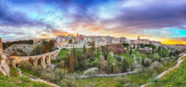 Puglia antik kenti Gravina, köprü ve kanyon gün doğumunda