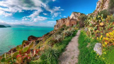 Doğanın Milazzo burnunda dramatik bahar manzarası 