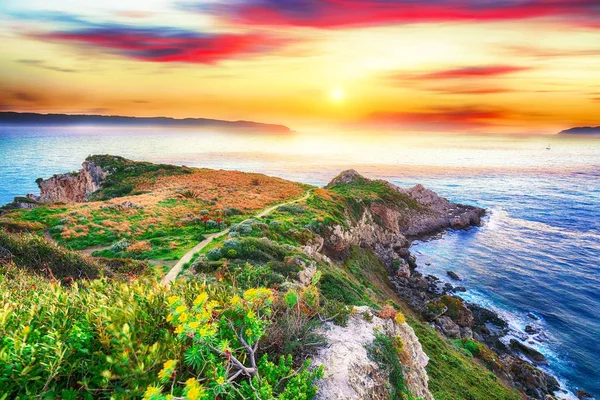 Pôr do sol de primavera dramático na capa Panorama de Milazzo de natur — Fotografia de Stock