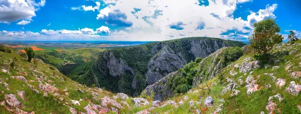 Turda gorge Cheile Turzii is a natural reserve with marked trail — Stock Photo, Image