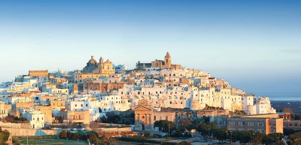 Ostuni skyline cidade branca ao nascer do sol — Fotografia de Stock