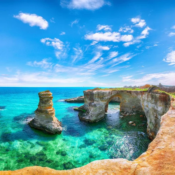 Paysage marin pittoresque avec falaises, arche rocheuse à Torre Sant Andre — Photo