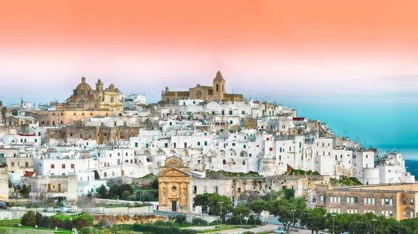 Gün doğumunda Ostuni beyaz şehir silueti