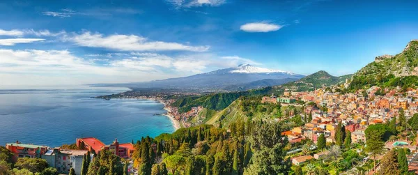 Aguas azules aguamarinas de mar cerca de los resorts Taormina y Etna vol — Foto de Stock