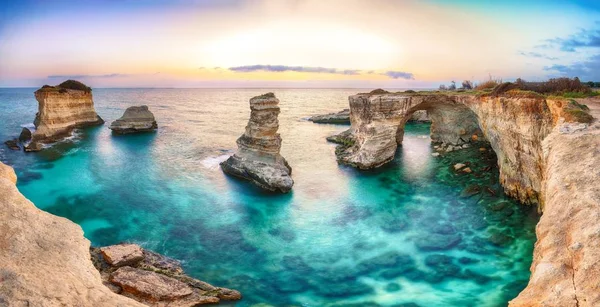 Paysage marin spectaculaire avec falaises, arche rocheuse à Torre Sant Andrea — Photo