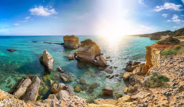 白い岩の崖、海の湾、島と美しい海景 — ストック写真