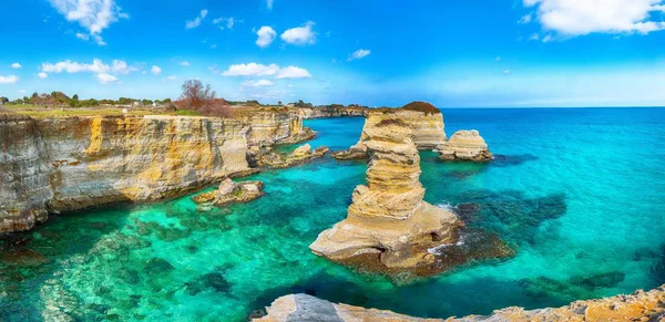 Paysage marin pittoresque avec falaises, arche rocheuse à Torre Sant Andre — Photo