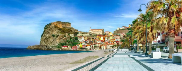 Beautiful seaside town village Scilla with old medieval castle o — Stock Photo, Image