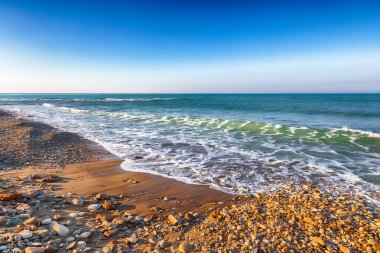 Güneş ışığıyla parlayan muhteşem masmavi deniz