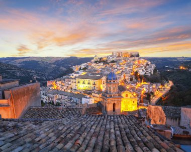 Sicilya Ragusa Ibla eski barok kasabasında gün batımı