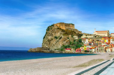 Eski ortaçağ kalesi o ile güzel sahil kasabası köy Scilla