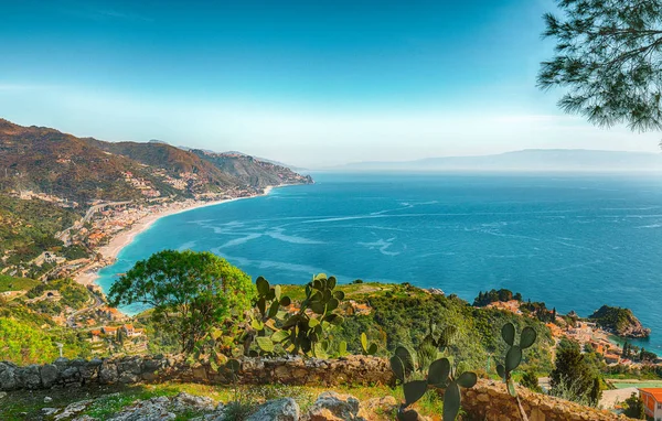 Taormina tatil köyleri ve Etna vol yakın deniz Akuamarin mavi suları