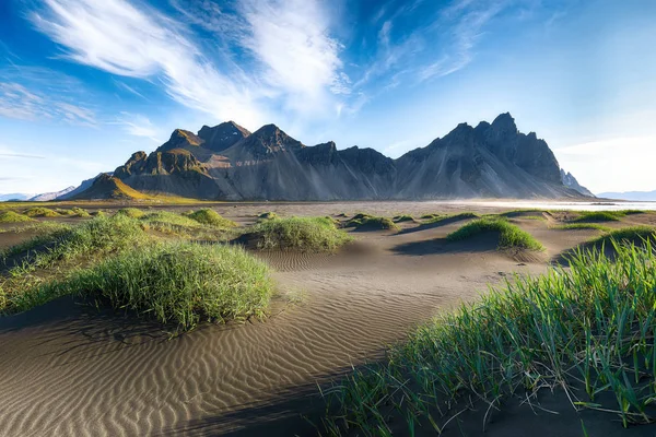 Fantastisk solig dag och underbara svarta sanddyner på Stokksnes c — Stockfoto