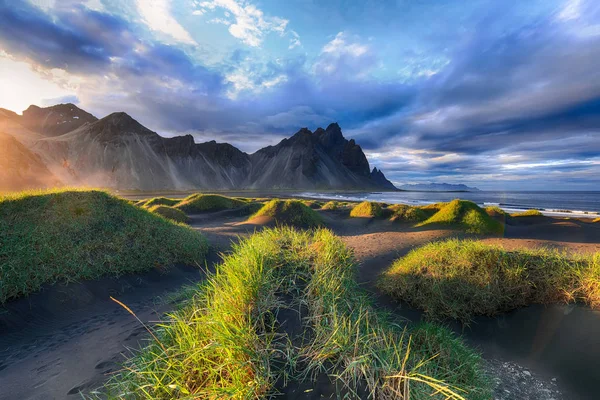 Fantastisk solig dag och underbara svarta sanddyner på Stokksnes c — Stockfoto