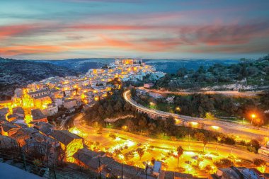 Sicilya Ragusa Ibla eski barok kasabasında gün batımı