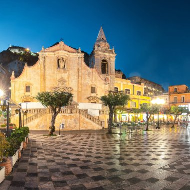Meydanı Piaz üzerinde Taormina ve San Giuseppe kilise Belvedere