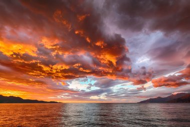 Korsika Saint-Florent limanında dramatik gün batımı.