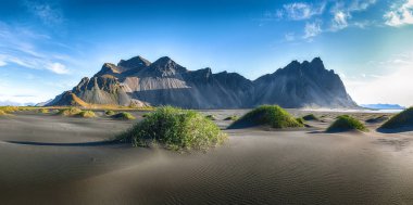 Fantastik güneşli gün ve muhteşem siyah kum tepeleri Stokksnes c