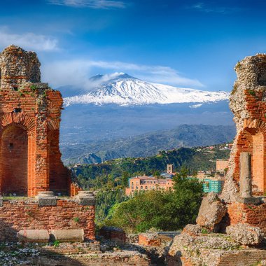 T Taormina ve Etna yanardağ antik Yunan tiyatrosu kalıntıları