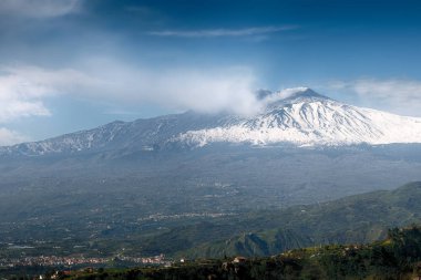 Taormina'dan görülen Etna Yanardağı