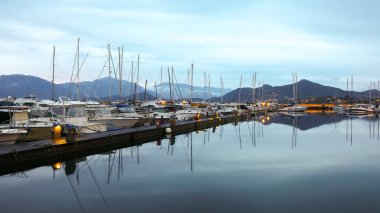 Villasimiu Güzel Marina Tekneler Fantastik günbatımı görünümü