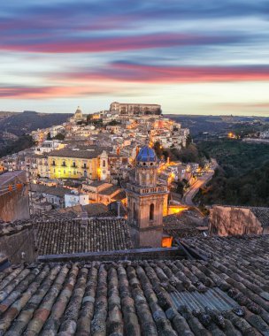 Sicilya Ragusa Ibla eski barok kasabasında gün batımı