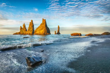 Siyah plaj Re kaya oluşumları Troll Toes Inanılmaz görünümü