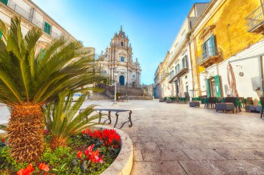 Modica ve Duomo meydanıbarok Saint George katedrali