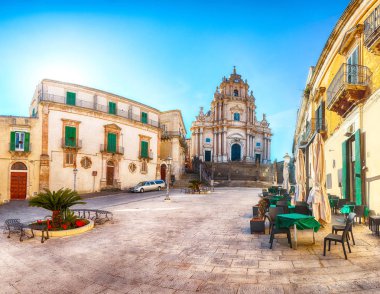 Modica ve Duomo meydanıbarok Saint George katedrali