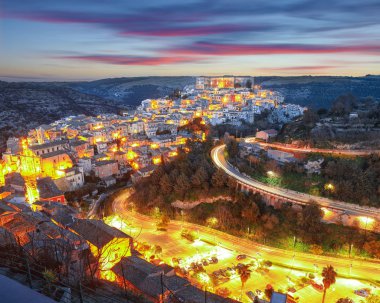Sicilya Ragusa Ibla eski barok kasabasında gün batımı